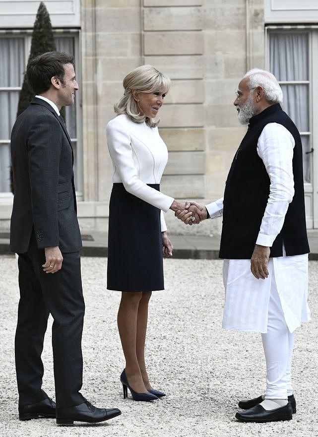 布里吉特迎接印度总理扮嫩！扎起头发好美，踩10公分鞋下台阶太拼 - 8