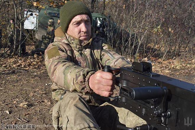 乌克兰士兵学习操作M2A1大口径机枪 美国送武器 加拿大送弹药 - 4