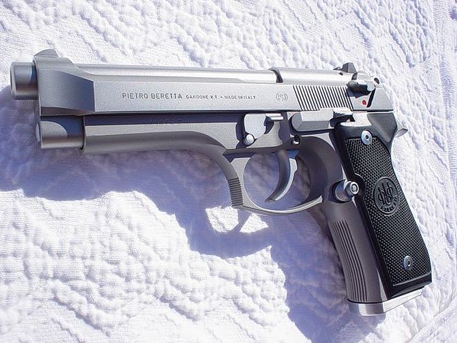 神剧中燕双鹰的“穿越”武器不简单，都是80年代的世界名枪 - 13