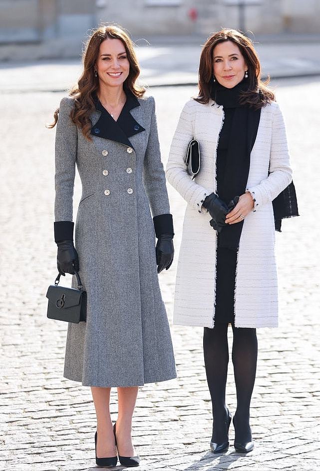 两大王妃大同框！凯特穿2万5灰色大衣太美，丹麦王妃黑白配也不输 - 4