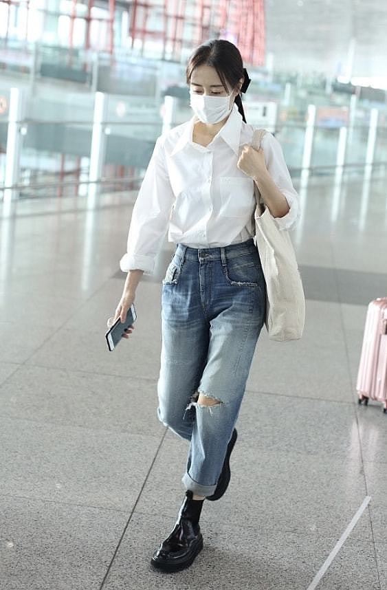 穿上白衬衫的刘敏涛真像学生妹，配破洞裤好潮，丝毫看不出快50了 - 1