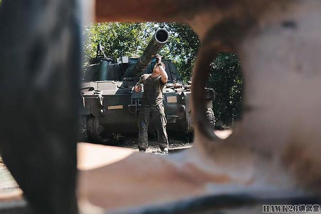 乌克兰军方发布宣传照 士兵克服困难抢修美制步兵战车 自行榴弹炮 - 15