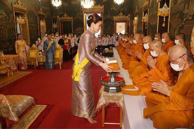 泰国王室的“三朵金花”齐亮相！苏提达穿银裙，大小公主风情万种 - 4