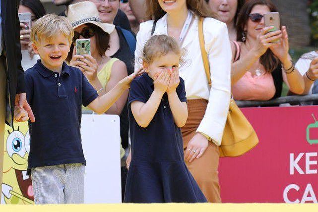摩纳哥王妃缺席国庆盛典！6岁公主粉配白萌度爆表，精致似瓷娃娃 - 16