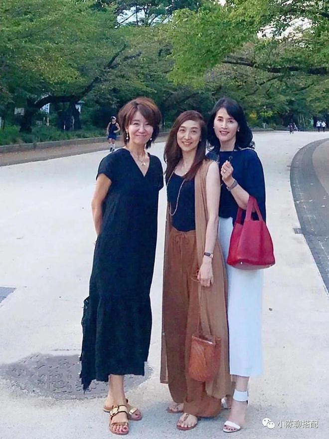 优雅到骨子里的日本妈妈：穿衣简单不扮嫩，却把50岁穿成30岁 - 1