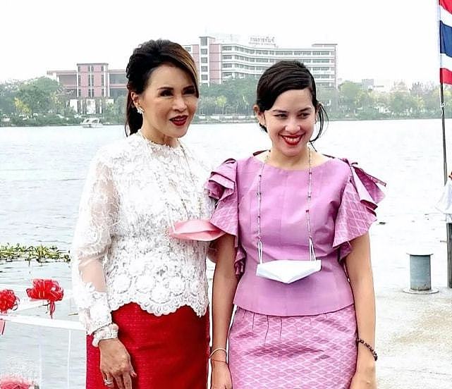 泰国乌汶叻公主竟是学人精！效仿诗妮娜戴鲜花，粉白配嫩出新高度 - 16