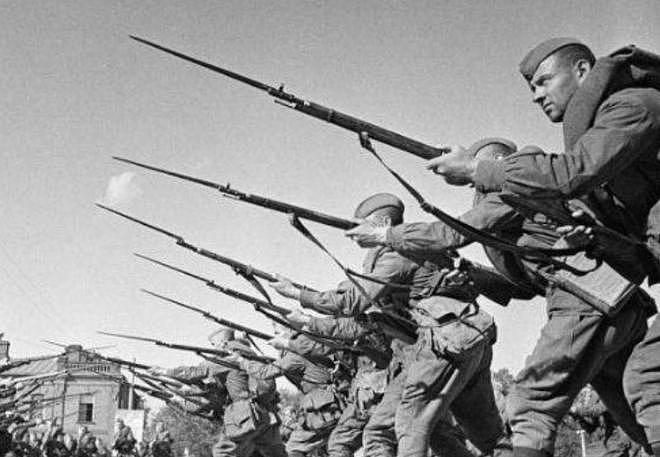 1991年苏联解体：三万人涌入霍尔果斯，称自己是中国人，要求回国 - 5