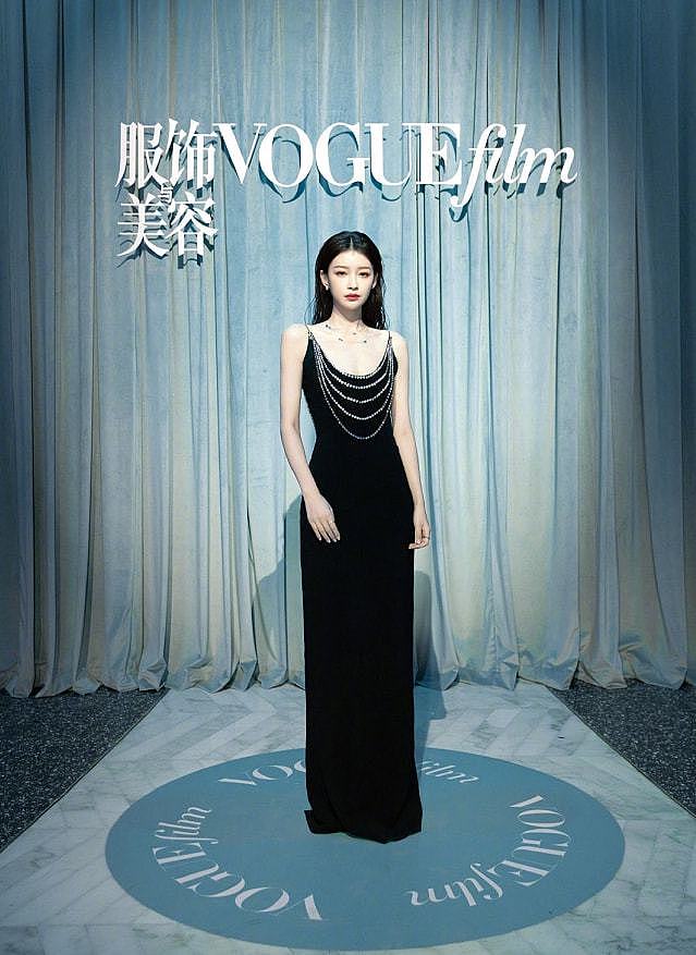 Voguefilm活动：孙怡这衣服换个人都穿不进去，热依扎旗袍很抢镜 - 2