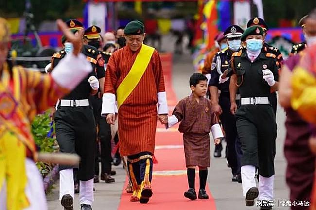 31岁不丹王后化身小女人，默许国王搂住自己，在儿子面前羞答答 - 1