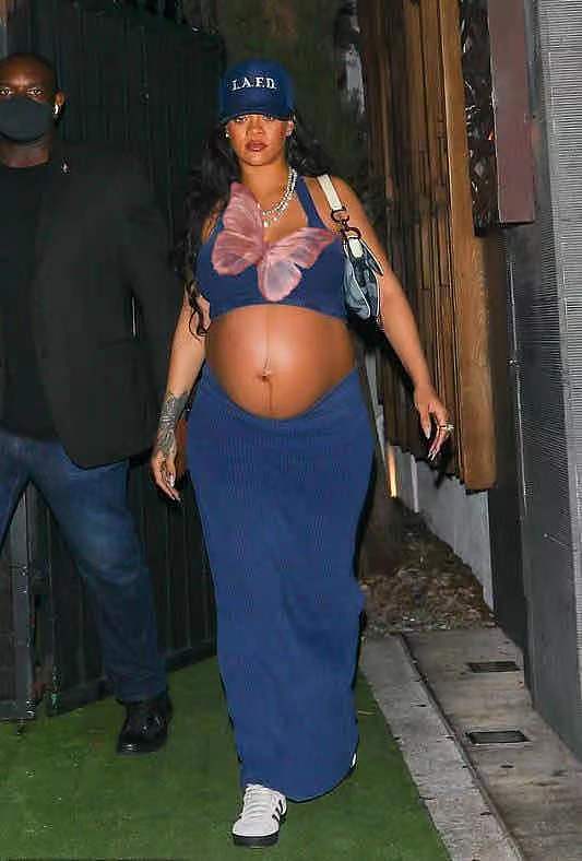 富婆蕾哈娜已进入预产期！穿比基尼在海边露孕肚，9个月巨肚霸气 - 6