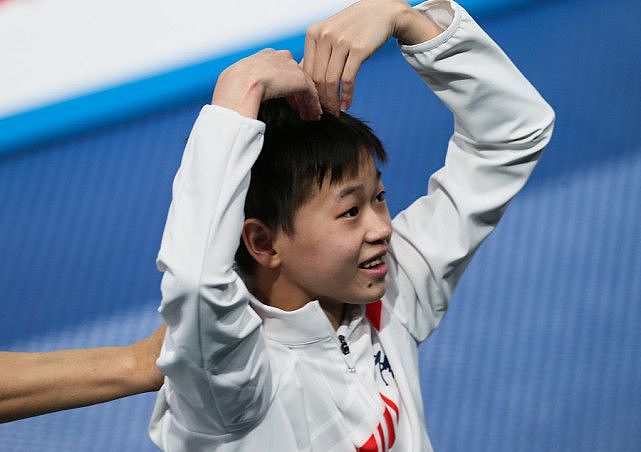 萌翻了！3奥运跳水冠军全运同台自拍，14岁全红婵努力踮脚找镜头 - 4