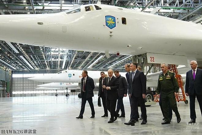 俄罗斯总统普京视察喀山航空厂 进入图160M战略轰炸机的驾驶舱 - 1