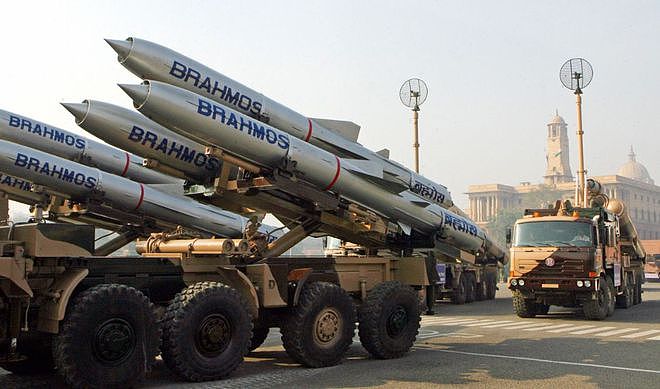 印度宣布向巴基斯坦“误射”导弹 伊斯兰堡警告“严重后果” - 2