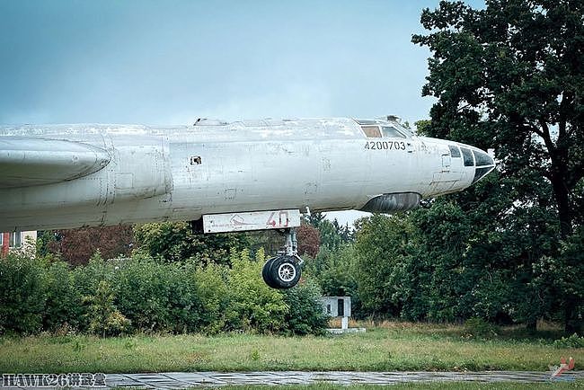 钻进图-16轰炸机 乌克兰博主冒险进入纪念碑 探索神秘的内部结构 - 32