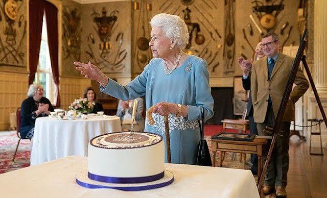 英国女王闪耀亮相茶话会！光腿穿蓝裙超迷人，脸上的皱纹太真实了 - 4