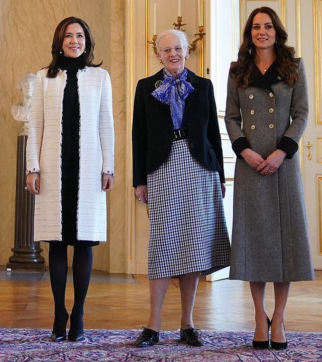 两大王妃大同框！凯特穿2万5灰色大衣太美，丹麦王妃黑白配也不输 - 3