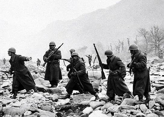 1950年底美国希望“停战”，志愿军为何要突破38线拿下汉城 - 11