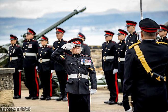爱丁堡驻军鸣放礼炮 庆祝英国女王登基70周年 炮口喷火相当壮观 - 12