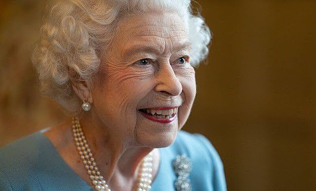 英国女王闪耀亮相茶话会！光腿穿蓝裙超迷人，脸上的皱纹太真实了 - 8