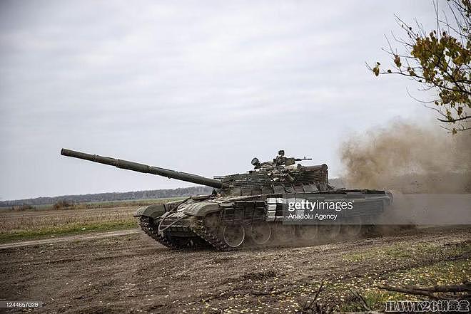乌克兰军队抢修受损坦克 T-72加装屏蔽装甲 年迈车组留在一线战斗 - 13