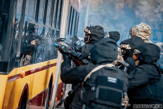 直击：波兰宪兵特别行动部队解救人质演习 霰弹枪破窗 冲上公交车 - 7