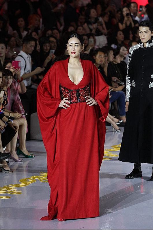 年过半百的孟广美还挺“大胆”，穿红裙都要“一步到胃”，太惹眼 - 3