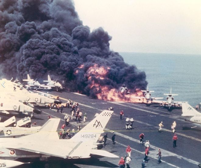 伤亡200人烧毁43架飞机！美国航母最严重的事故，是如何造成的？ - 3