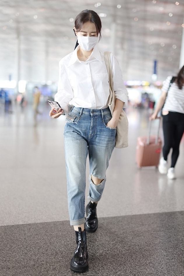 穿上白衬衫的刘敏涛真像学生妹，配破洞裤好潮，丝毫看不出快50了 - 2
