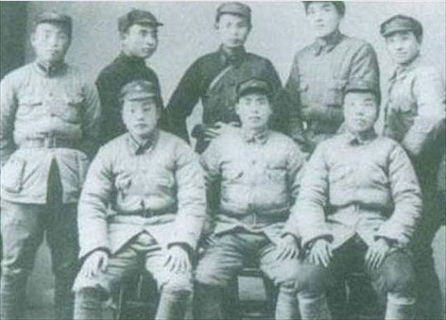 1930年他当上师长，建国后还是师长，授衔时罗荣桓亲自找他商量 - 3