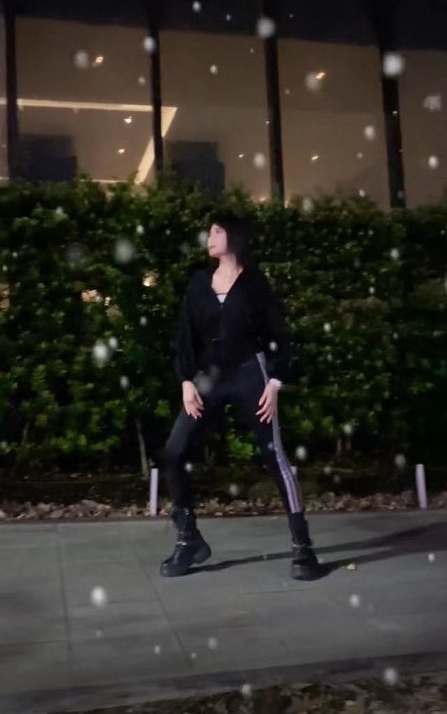 杨丽菁晒舞蹈视频，腿部僵硬弯曲不自然，疑似早年脊椎受伤未痊愈 - 4