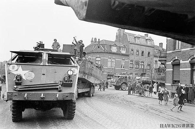 1945年巨型车队横穿德国 美军坦克运输车搭载登陆艇 强渡莱茵河 - 2