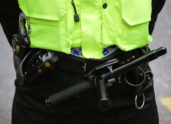 英国警察装备有多好？出门巡逻带两把枪，配置堪比特警队 - 9