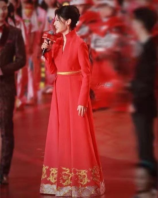 53岁周涛怎么可以这么美！穿中国红金龙礼服造型封神，央视脸绝了 - 5