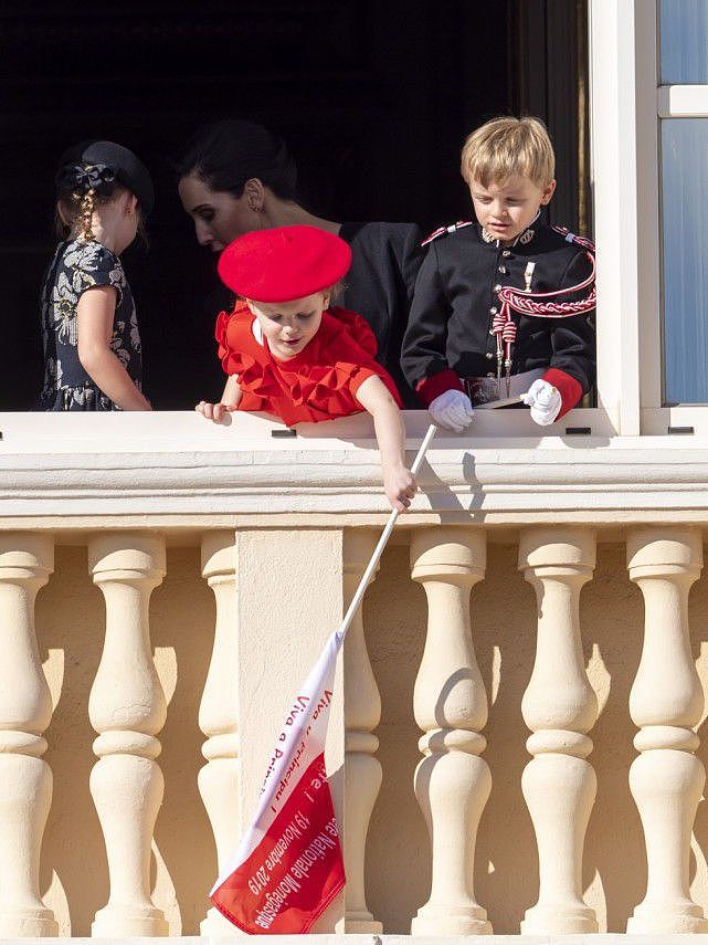 摩纳哥王妃缺席国庆盛典！6岁公主粉配白萌度爆表，精致似瓷娃娃 - 13