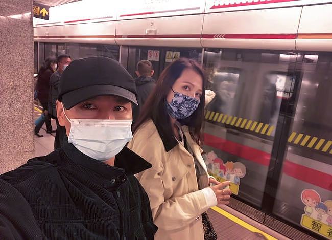 蔡少芬久居内地接地气！外出与老公坐上海地铁，打扮朴素无人识 - 1