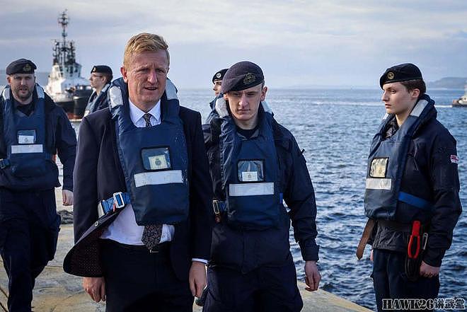 英国副首相迎接“前卫”级核潜艇返航 六个月巡航让潜艇面目全非 - 5