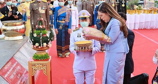 泰国血友病公主新年首次亮相肩披LV围巾好贵气，脸蛋变得圆润很多 - 13