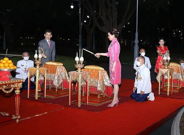 泰国神兽公主穿大红色旗袍摇着折扇亮相！比苏提达还美，贵妃输了 - 8
