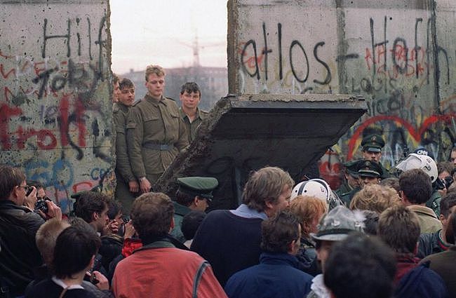温情执法抬枪口是否真的存在？东德士兵射杀翻越柏林墙者被判有罪 - 8