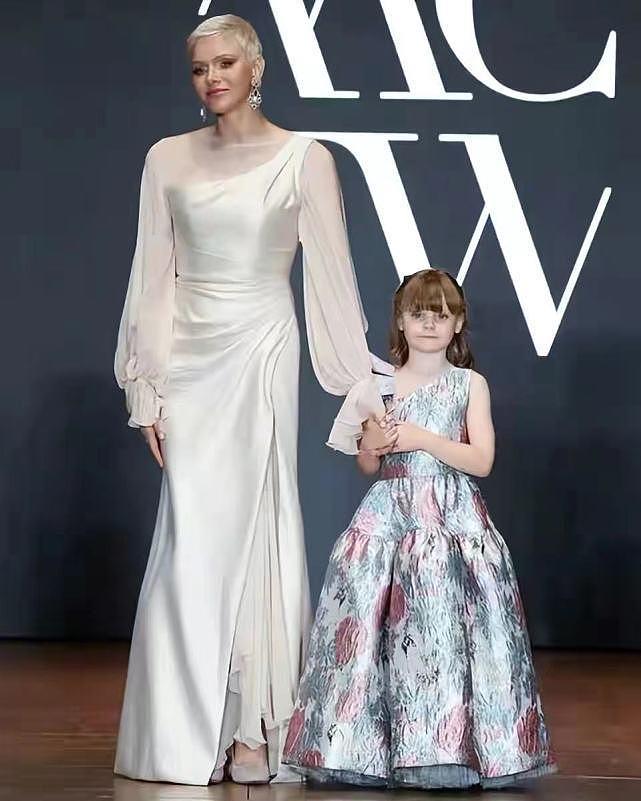 摩纳哥王妃终于肯营业！和7岁小公主走红毯太闪耀，穿香槟裙好美 - 1