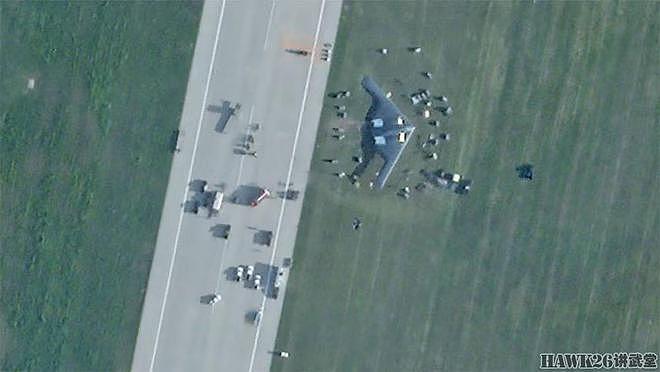 一年前冲出跑道的B-2隐形轰炸机飞抵制造厂 抢修痕迹清晰可见 - 3