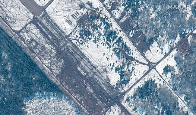卫星图像显示：白罗斯南部新部署大规模地面部队和约150架直升机 - 1