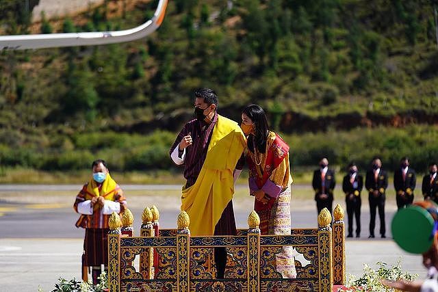 不丹王后结婚10周年纪念日！夫妇俩逛机场，甜蜜互动浪漫如初恋 - 5