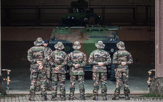 法国第35步兵团训练预备役士兵 操作VBCI步兵战车 安全放在首位 - 1