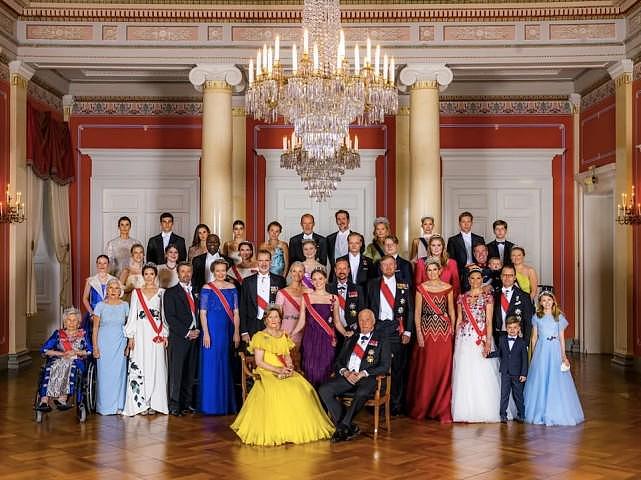 欧洲王室齐聚！挪威公主的黑人未婚夫在大合影中扎眼，唯一的黑人 - 1