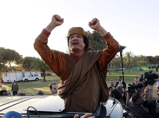 中东狂人卡扎菲：执政42年，逃跑时躲进下水道，被抓后遭暴徒枪杀 - 8