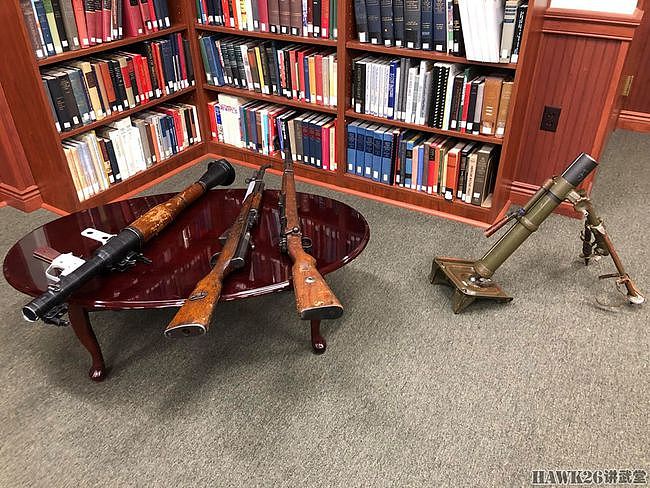 西点博物馆历史教学课 美军学员如何了解越战 武器装备摆满一桌 - 5