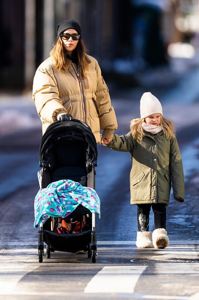 伊莲娜带女儿新年首次出街！4岁Lea宝又高又瘦，头戴白帽子贼可爱 - 12