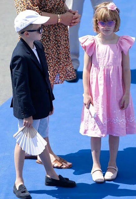 摩纳哥亲王的私生子亮相！29岁女儿穿低胸装，与7岁的龙凤胎同框 - 15
