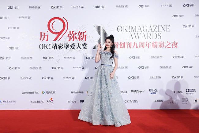 38岁的陈妍希真耐老，穿蓝色长裙美得像“花仙子”，圆脸太加分 - 4